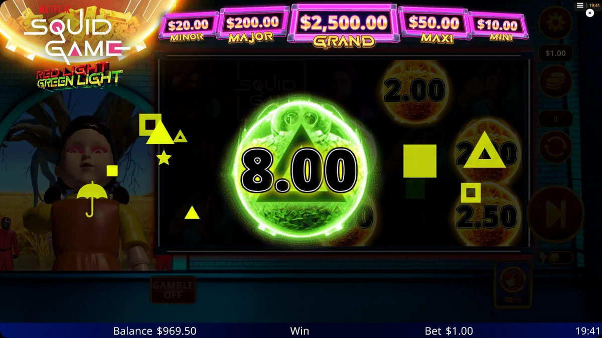 Tampilan visual slot Squid Game: Red Light, Green Light dengan latar belakang arena permainan yang ikonik.